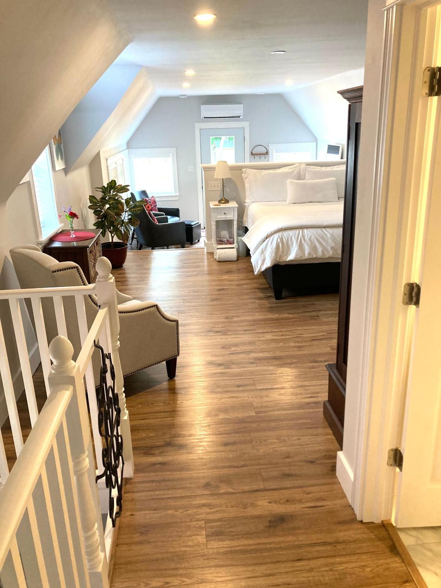 The Red House Fredericton Bed & Breakfast Room photo